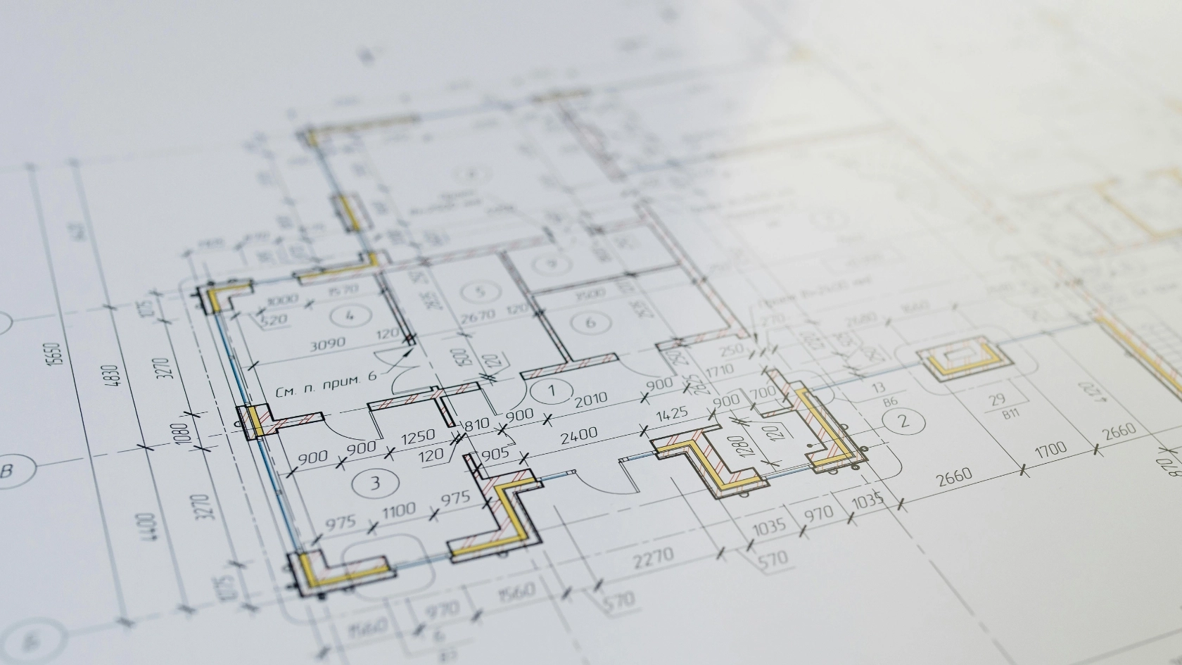Energie und Wirtschaftlichkeit - Bilder von Windkraftanlagen in einem blühenden Rapsfeld